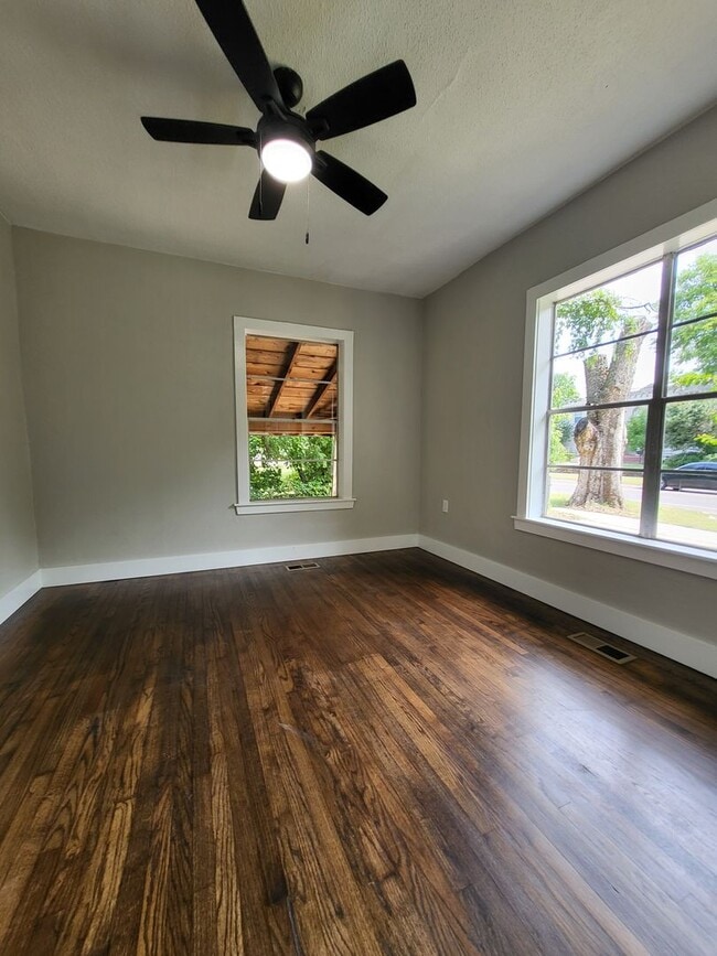 Building Photo - PRELEASING - June 2026 - (3) Bed/(2) Bath ...