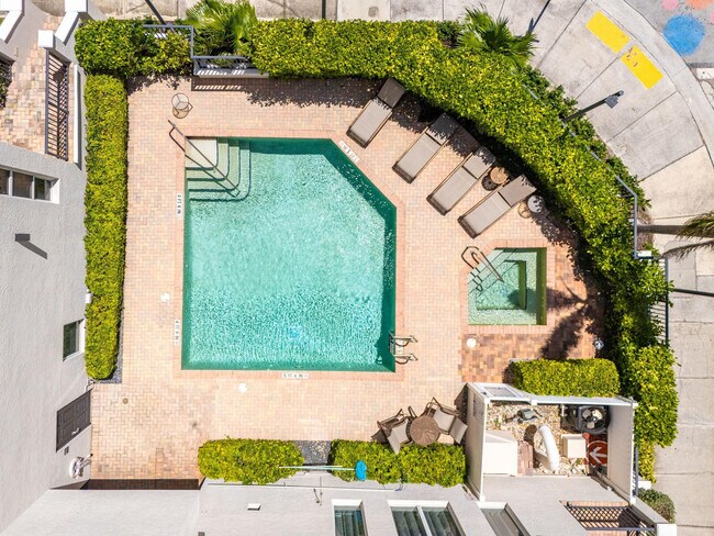 Building Photo - 514 N Birch Rd