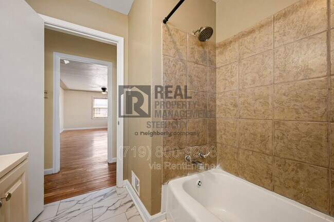 Building Photo - 909 W Evans Ave