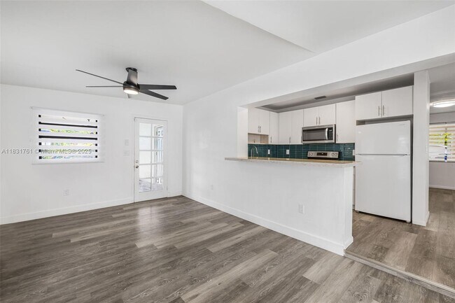 Building Photo - 5425 SW 112th Ave