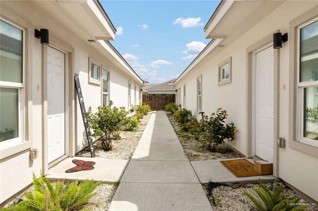 Building Photo - 10 Alta Vista Dr