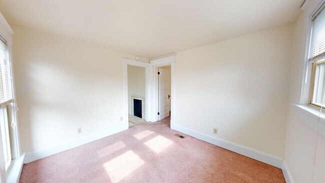 Building Photo - SPACIOUS Single Family House AVAILABLE Fal...