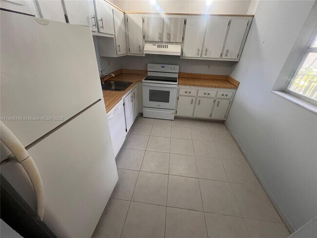 Building Photo - 1820 SW 81st Ave