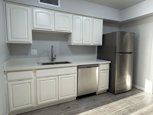 Building Photo - Brand New Remodel, 2 Bedroom, 2 Bathroom, Great Location