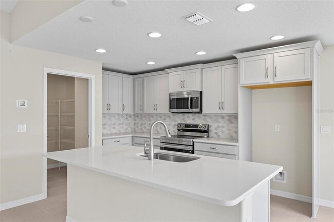 Building Photo - 11 Buffalo Grove Dr
