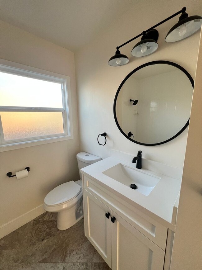 Building Photo - Beautifully Maintained 3 bedroom home