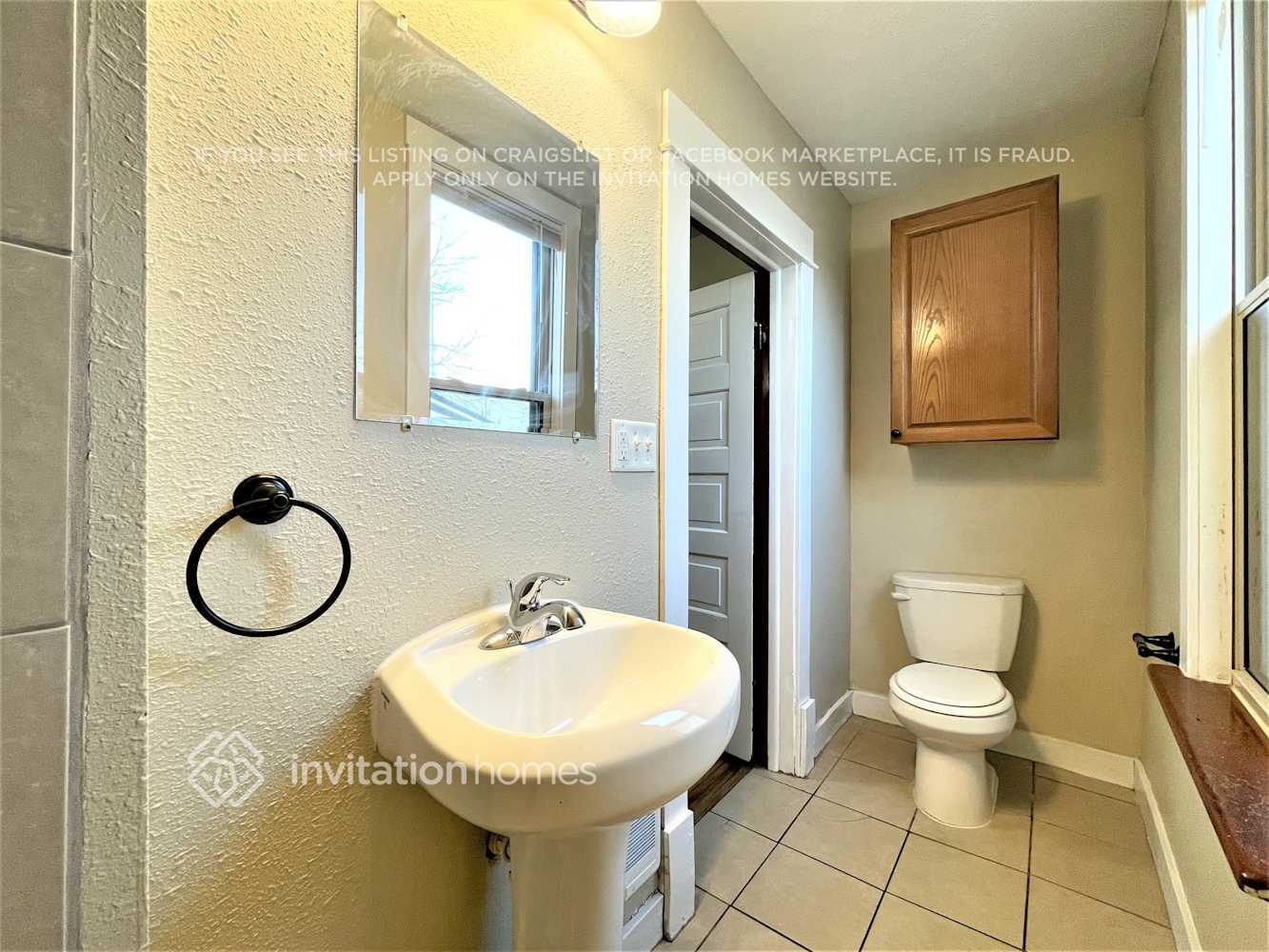 Building Photo - 496 Bay St