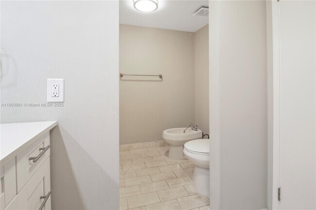 Building Photo - 1717 N Bayshore Dr