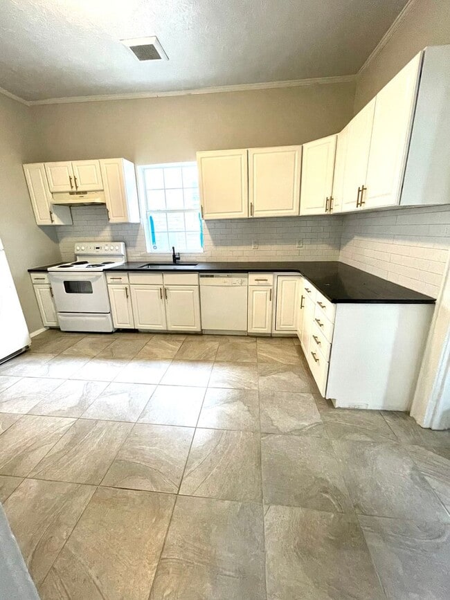 Building Photo - 1808 10th Ave N