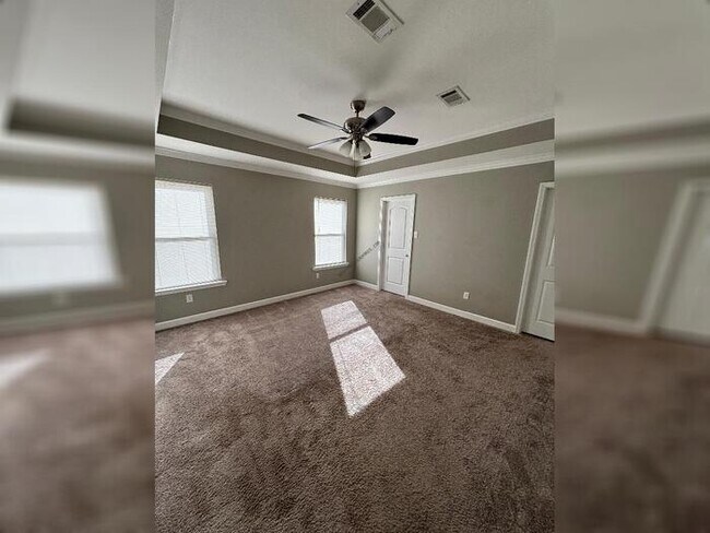 Building Photo - 10 Jennifer Cove