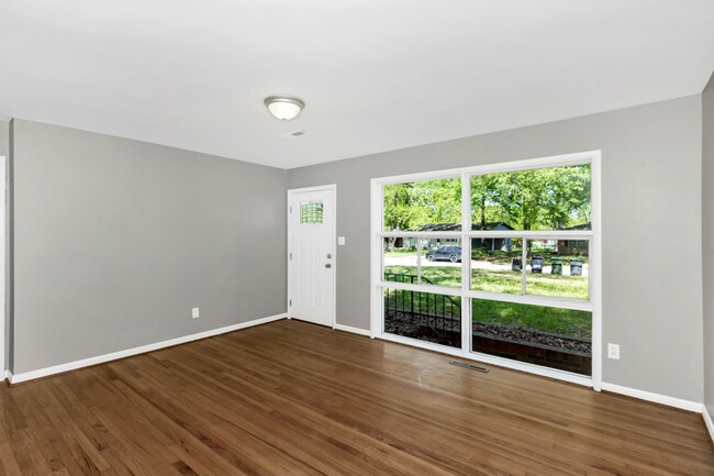 Building Photo - 1707 Buena Vista Cir SE