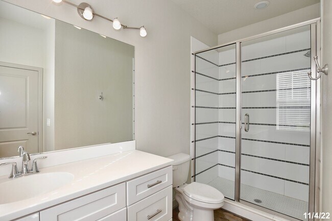 Building Photo - Beautiful 4/4.5 Home with 2 Car Garage in the Heart of Mills-Orlando!