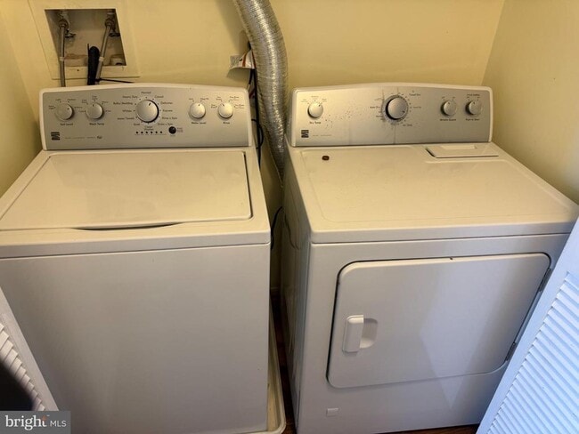 Building Photo - 813 Plymouth Rd