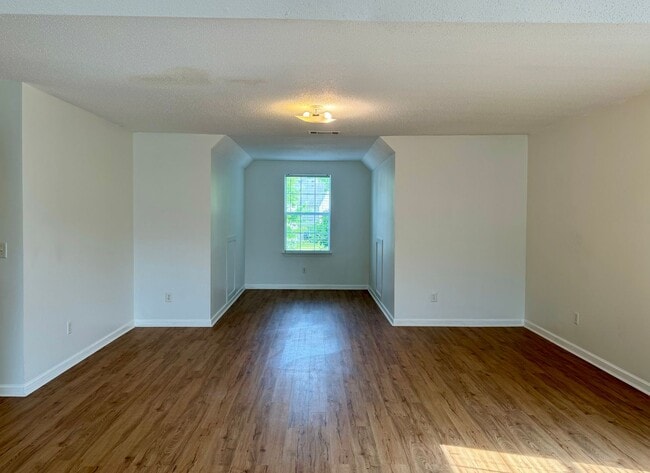 Building Photo - Huge 5 Bedroom Home with Sooo Much Space!