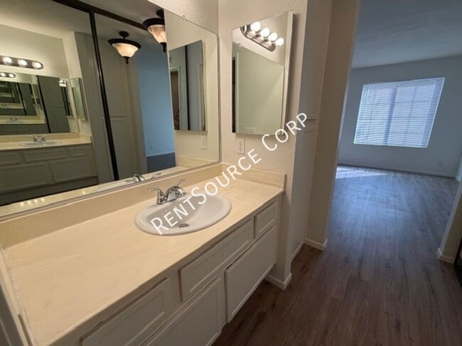 Building Photo - 2554 Olive Dr