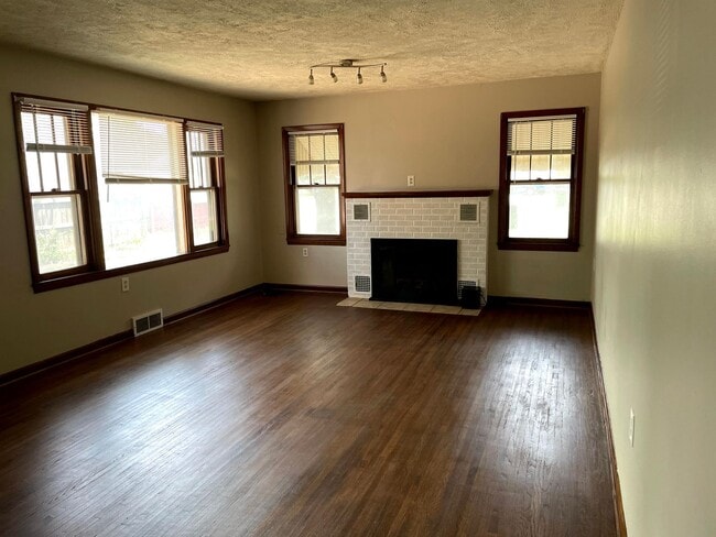 Building Photo - 3 bed 2 bath home