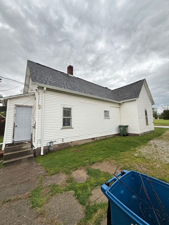 Building Photo - 564 S Court St