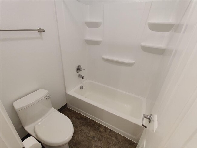 Building Photo - 702 W 6th St