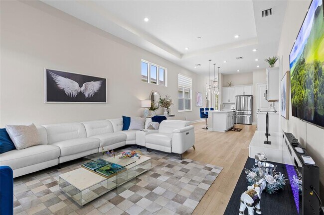 Building Photo - 819 Liliana Dr
