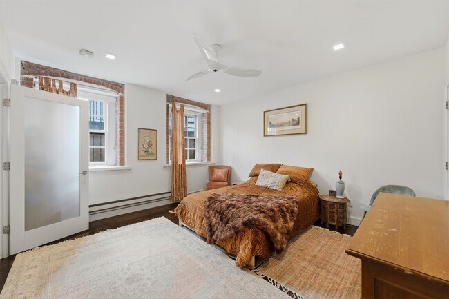 Building Photo - 347 Varick St