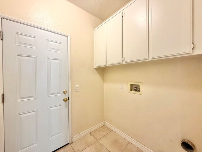 Building Photo - Move-In Ready 3 Bedroom 2 Bathroom Hemet Pool Home with Solar
