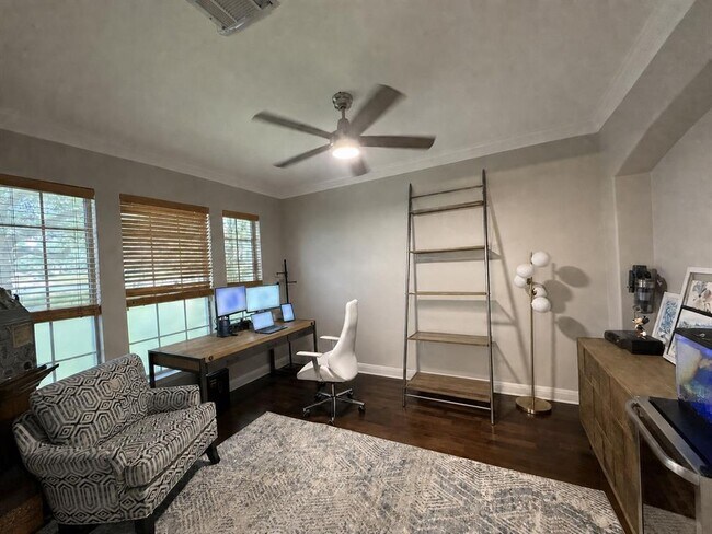 Building Photo - 2536 Crenshaw Dr