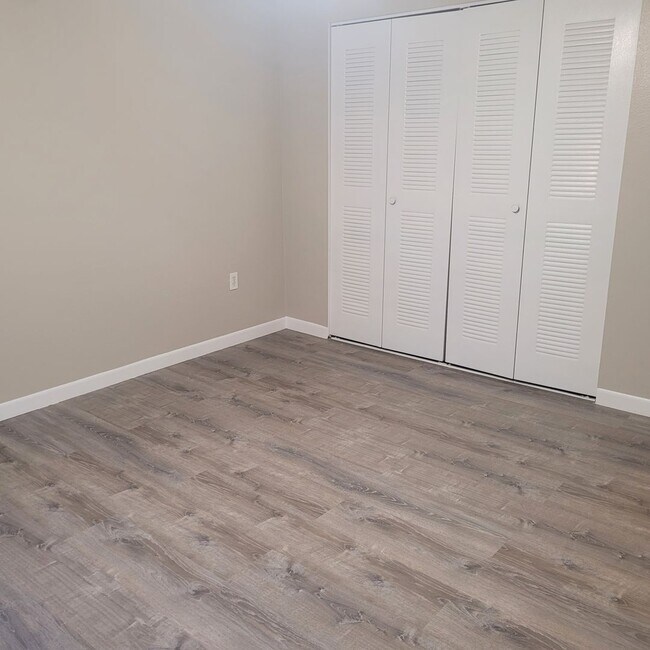 Building Photo - 1/1 condo on ground floor available now in Rockledge