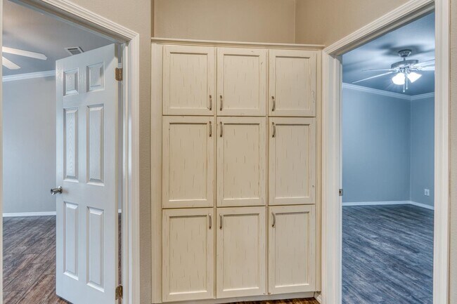 Building Photo - 826 Sandy Mountain Dr