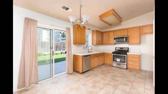 Building Photo - 325 Raven Ln