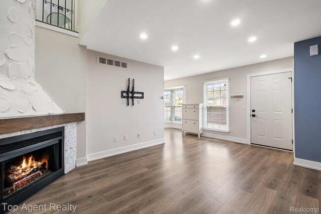 Building Photo - 38887 Country Cir