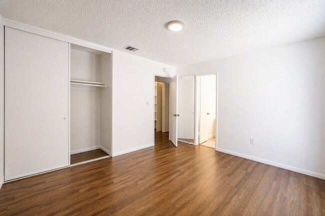 Building Photo - 220 Lilac Ct