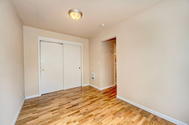 Building Photo - One Bed/One Bath Seattle Apartment