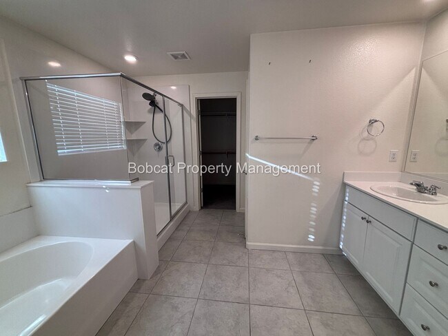 Building Photo - Large Home in Dayton with Mother In Law Quarters