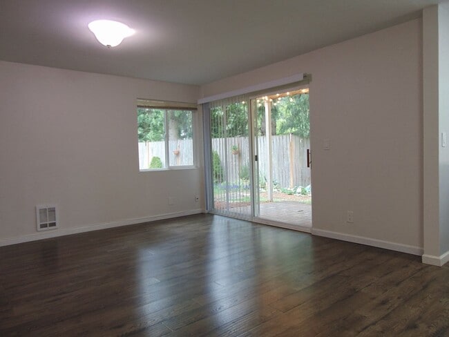 Building Photo - Spacious Condo Available Now in Great Loca...
