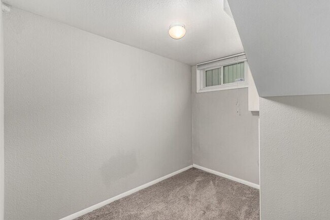 Building Photo - 1463 Dahlia St