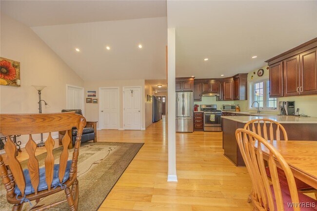 Building Photo - 105 Pine St