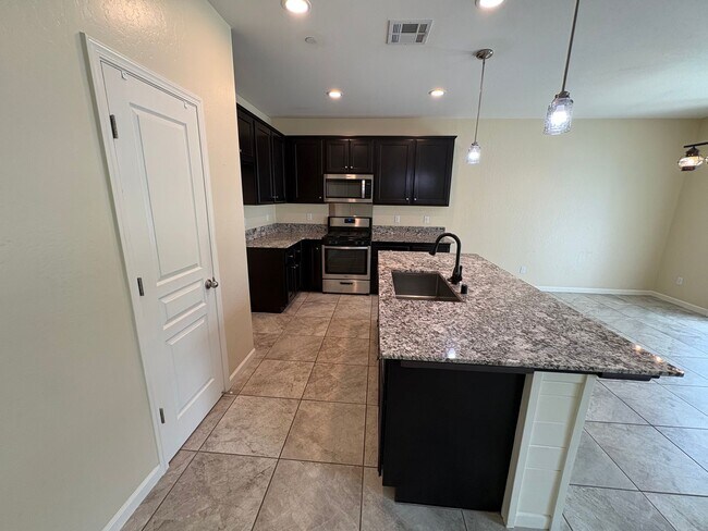 Building Photo - SE Visalia home Available Now!