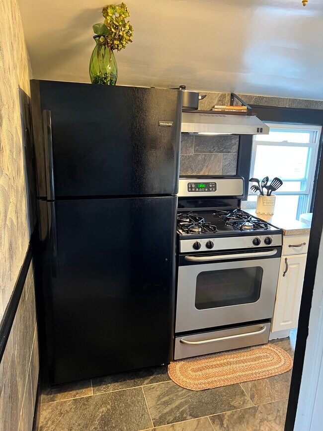 Building Photo - 216 Academy St