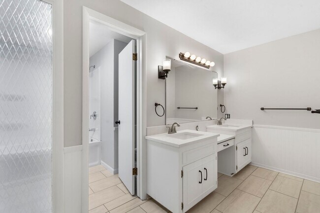Building Photo - 3 Bedroom | 2.5 Bathroom | 2 Car Garage | Springfield MO | Fenced Back Yard | 2 Living Areas | Qu...