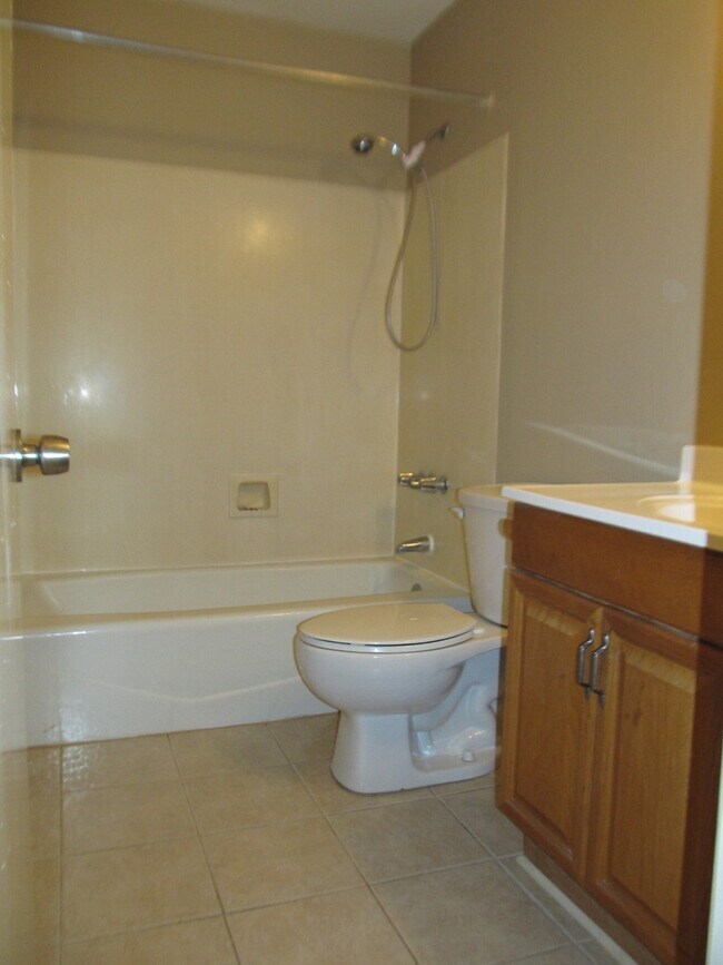 Building Photo - 401-403 W 6th Ave