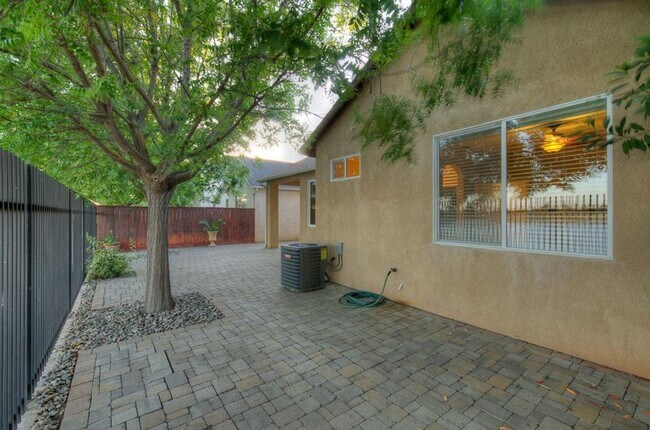 Building Photo - Updated North Clovis 3/2