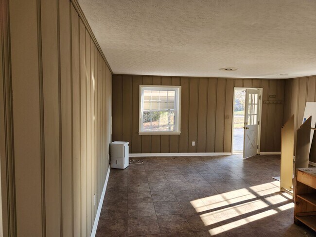 Building Photo - 104 Linwood Dr