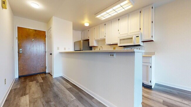 Building Photo - Charming 2BD/1BA Apartment in Prime Neighborhood with Parking