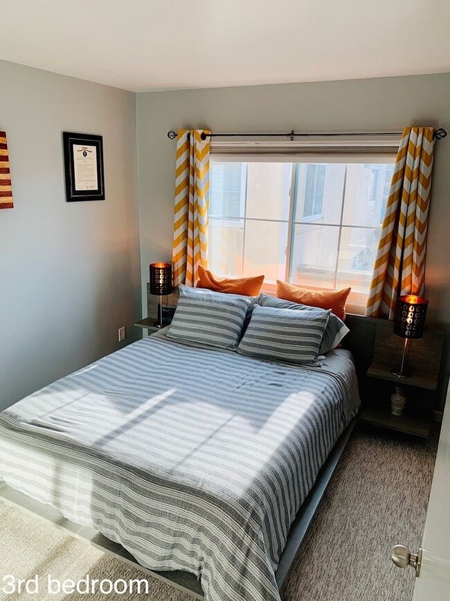 Building Photo - 3 bed updated OB townhome, near beach