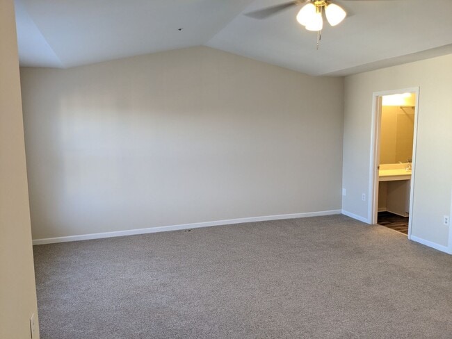 Building Photo - Recently renovated townhome in Ballenger C...