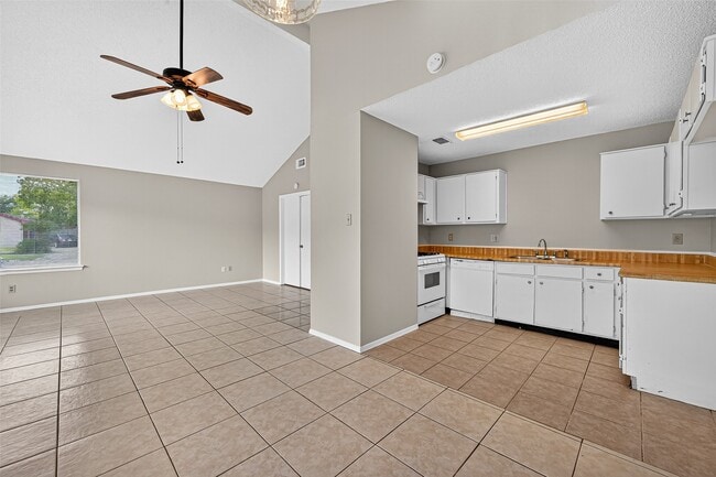 Building Photo - 7407 Alegria Dr