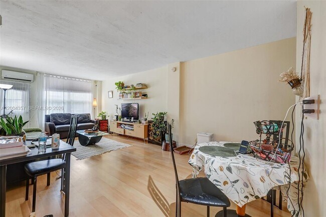 Building Photo - 1300 Lincoln Rd