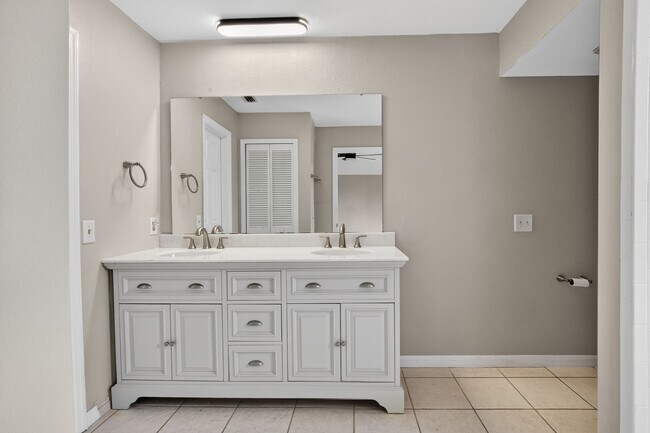 Building Photo - 802 Arietta Cir N