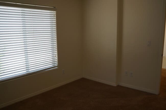 Building Photo - BEAUTIFUL SOUTH LAS VEGAS HOME IN A QUIET ...