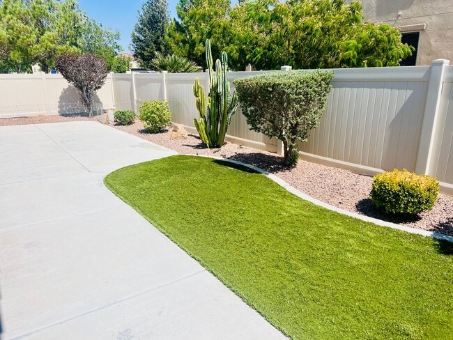 Building Photo - Gorgeous 2 bedroom and 2 bathroom home in ...